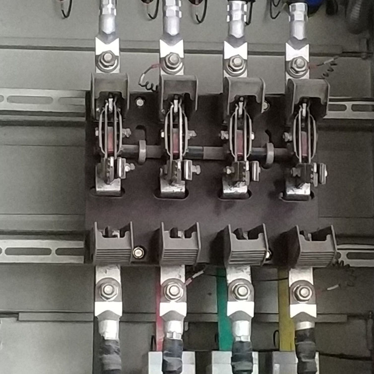 銅鋁過渡鼻子配電柜里的接線圖